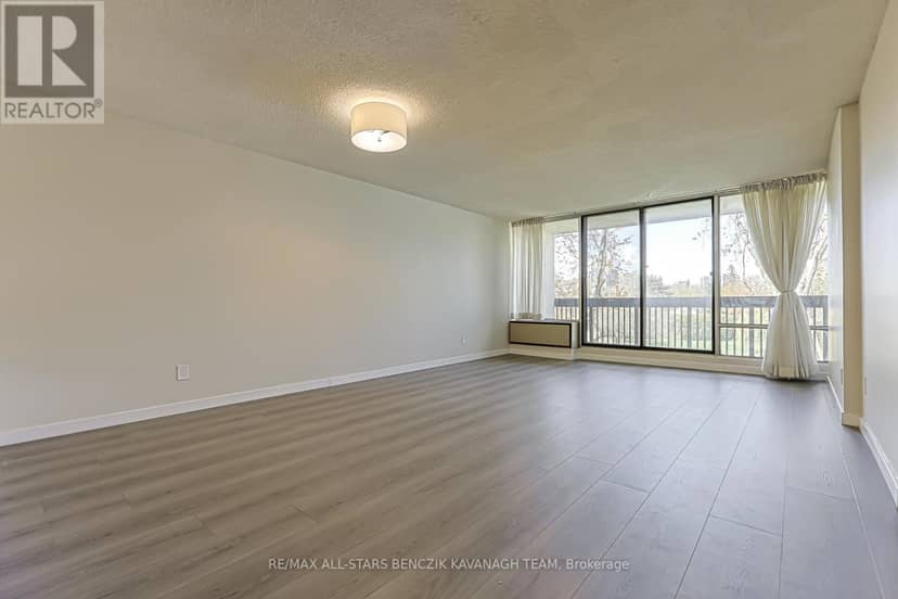 408 - 20 Fashion Roseway — photo 4 of 23
