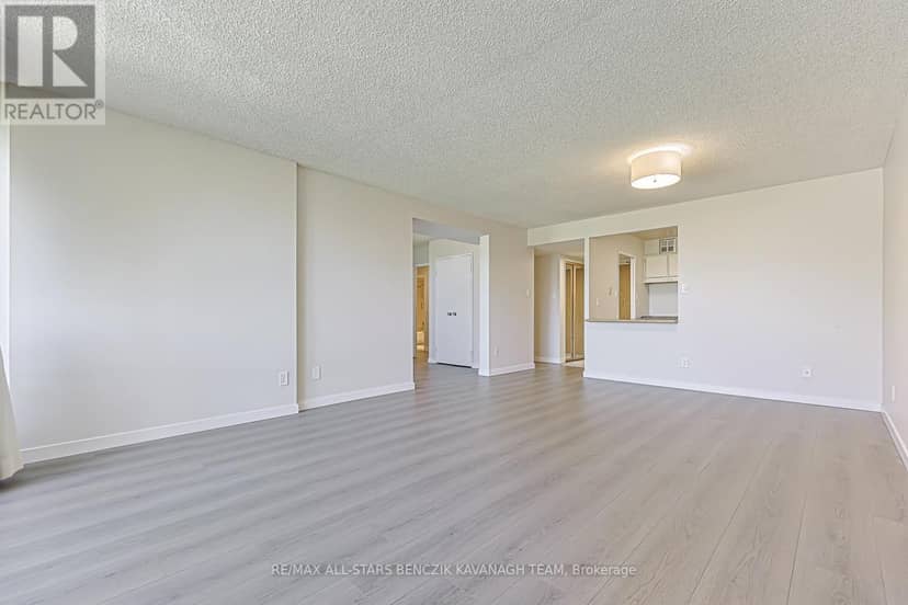 408 - 20 Fashion Roseway — photo 6 of 23