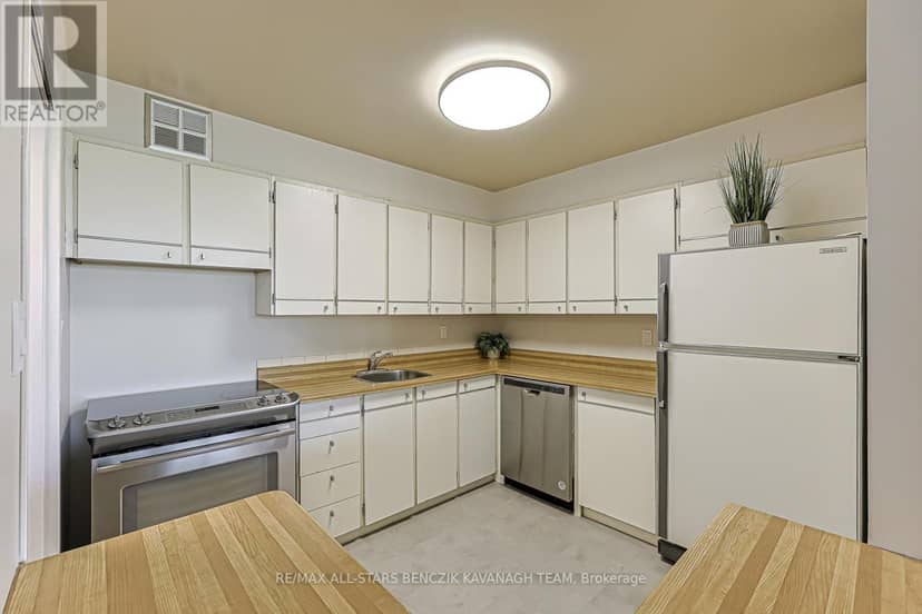 408 - 20 Fashion Roseway — photo 7 of 23