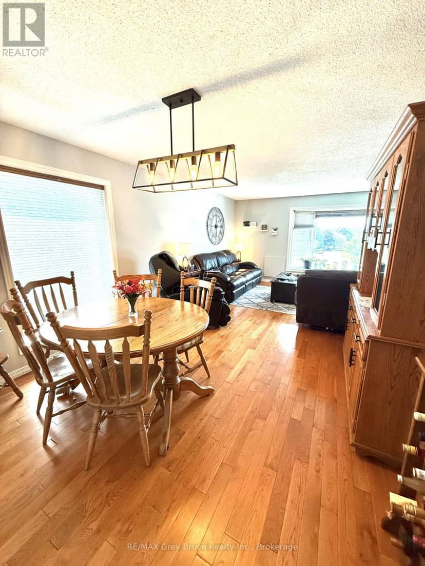 17 Armstrong Crescent — photo 6 of 40
