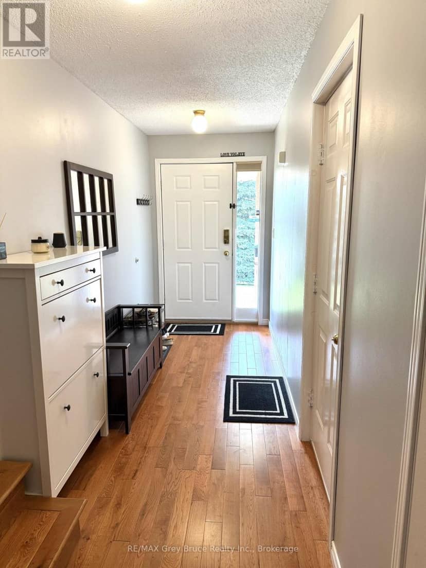 17 Armstrong Crescent — photo 9 of 40
