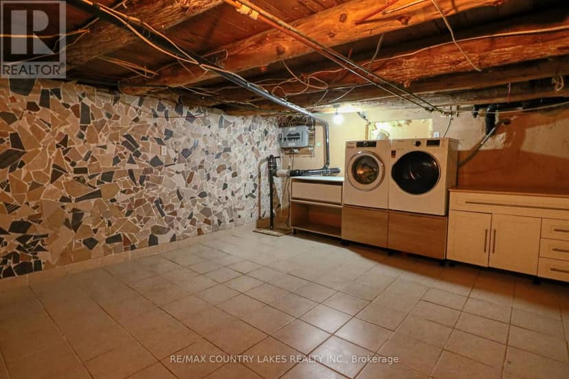 607 Simcoe Street — photo 11 of 17