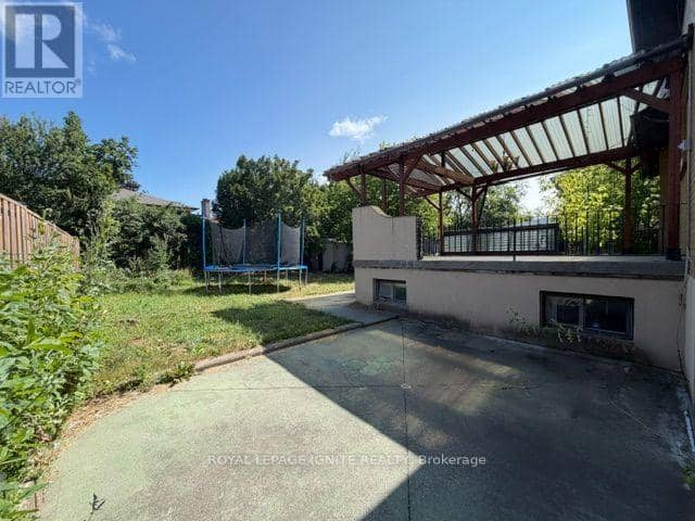 11 Fulwell Crescent — photo 40 of 40