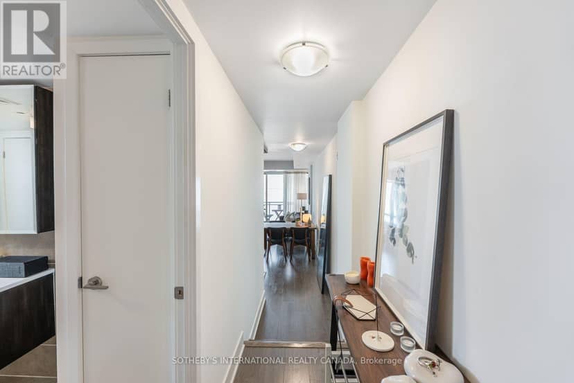 901 - 508 Wellington Street W — photo 7 of 28