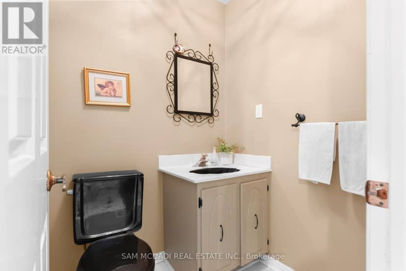 1077 Saginaw Crescent — photo 17 of 40