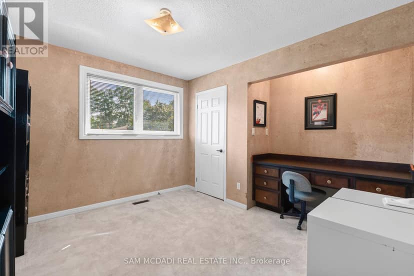1077 Saginaw Crescent — photo 29 of 40