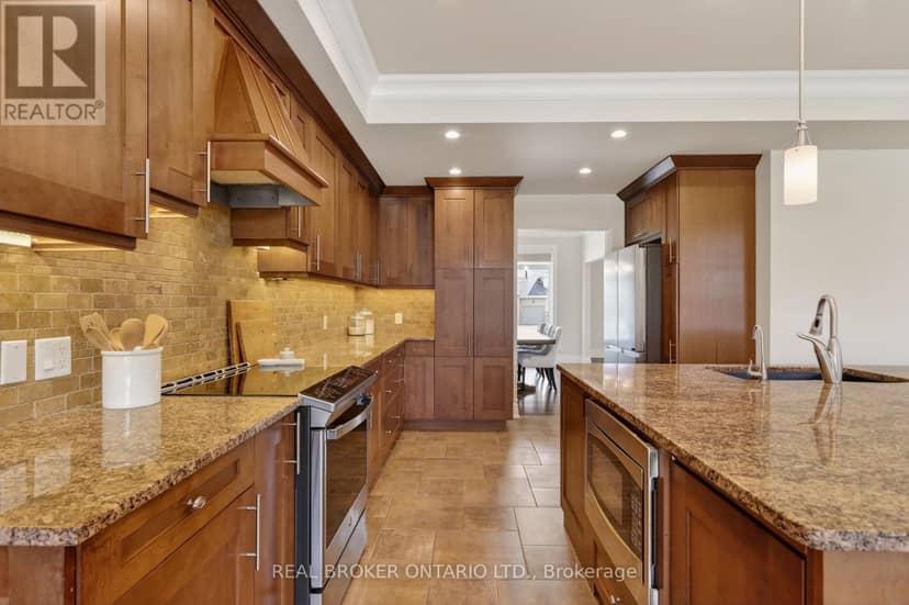 465 Lockmaster Crescent — photo 10 of 40