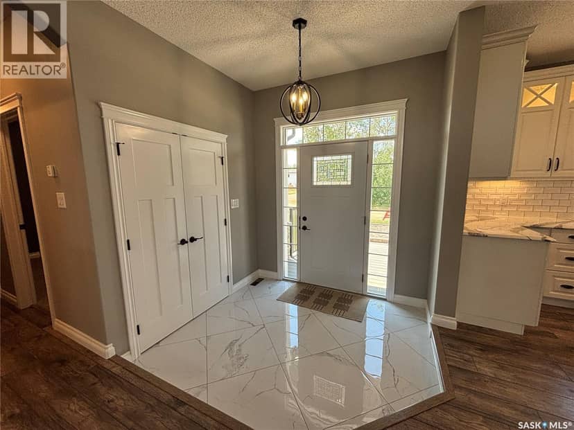 214 Hillside DRIVE, Tobin Lake, photo 3