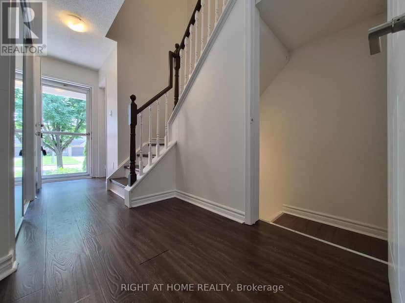 21 McCullock Crescent — photo 5 of 32
