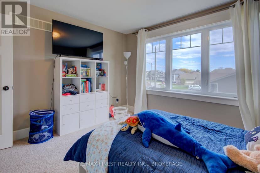 64 Tessa Boulevard — photo 37 of 40