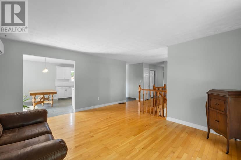 46 Westcomb Crescent — photo 11 of 40