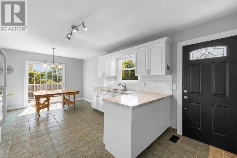 46 Westcomb Crescent — photo 3 of 40