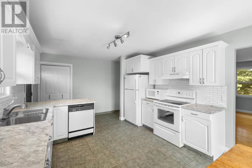 46 Westcomb Crescent — photo 8 of 40