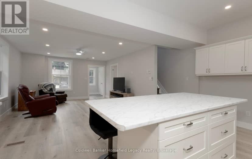 178 Thomas Street — photo 11 of 34