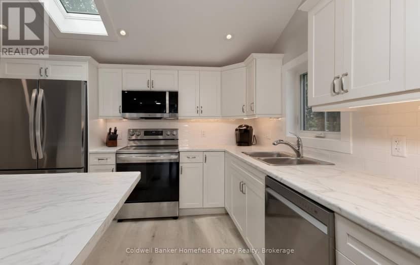 178 Thomas Street — photo 12 of 34