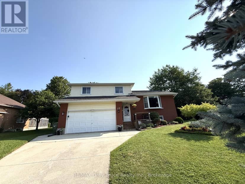 17 Armstrong Crescent — photo 40 of 40