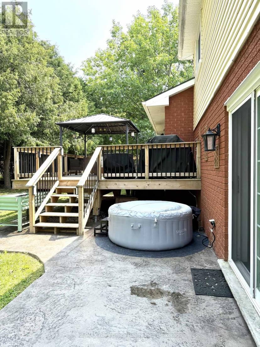17 Armstrong Crescent — photo 33 of 40