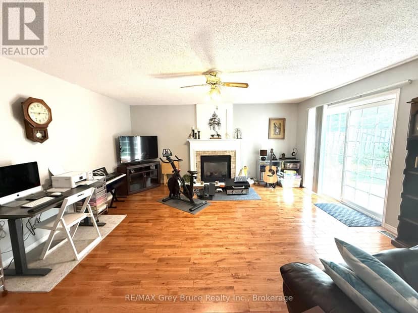 17 Armstrong Crescent — photo 17 of 40