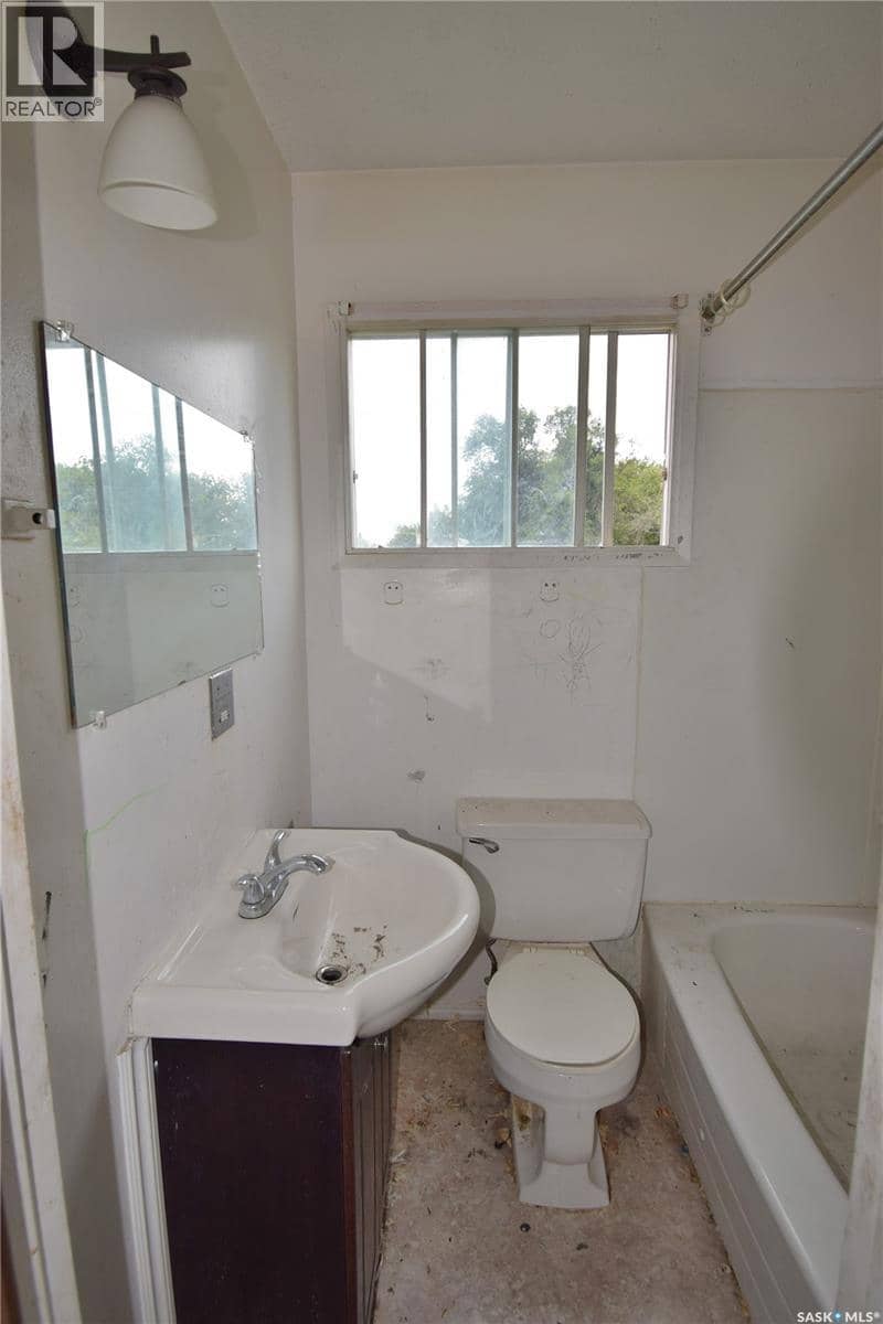 664 7th STREET E — photo 11 of 12