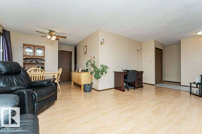 5036 47 ST — photo 12 of 40