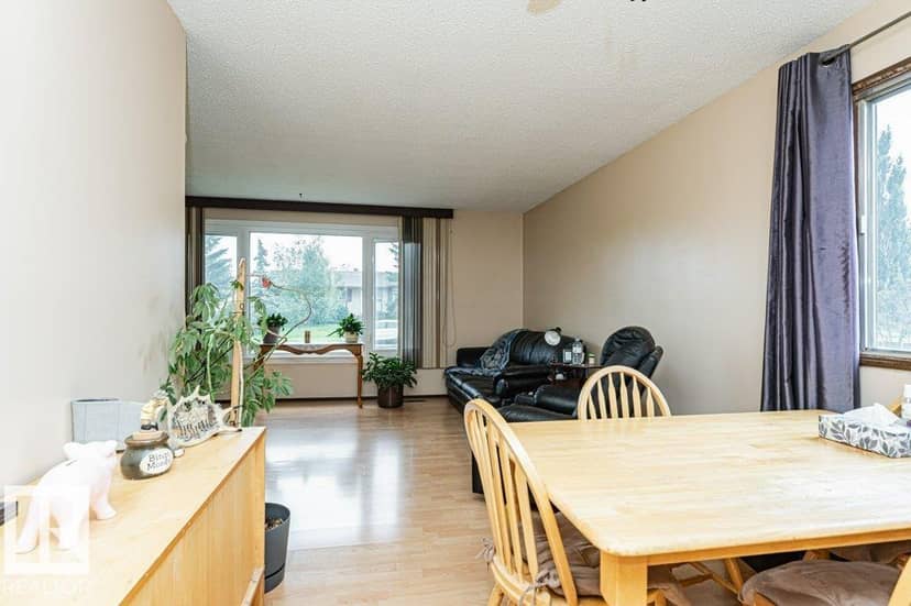 5036 47 ST — photo 16 of 40