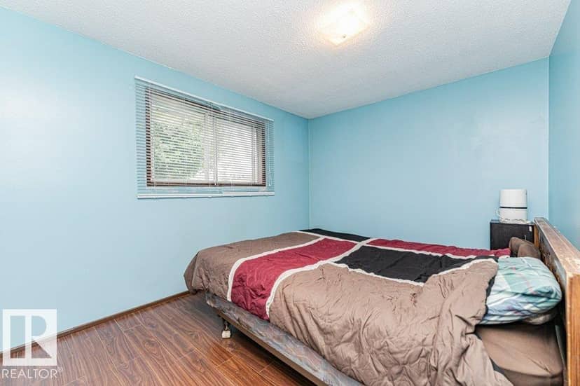 5036 47 ST — photo 28 of 40