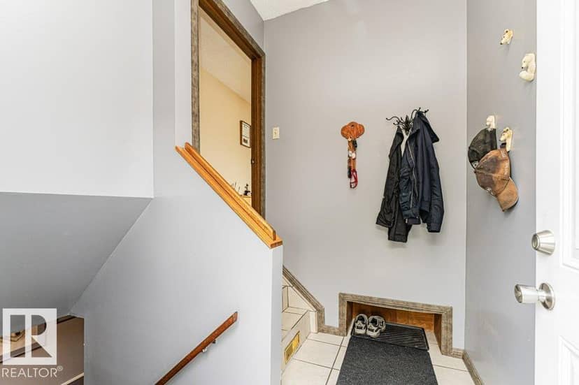 5036 47 ST — photo 33 of 40