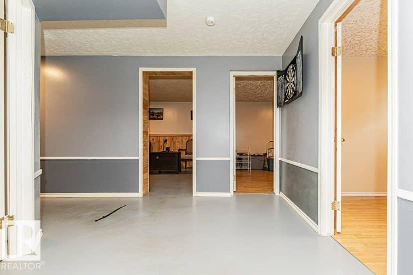 5036 47 ST — photo 35 of 40