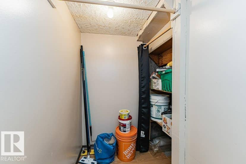 5036 47 ST — photo 37 of 40