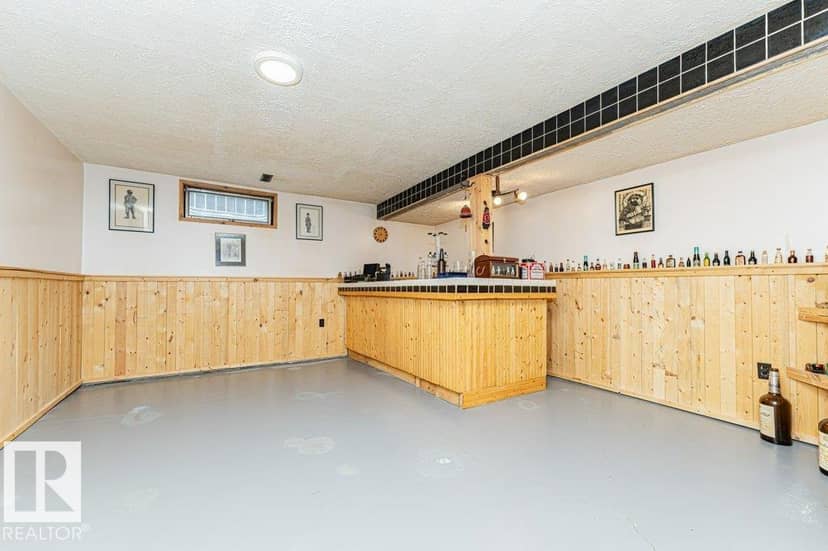 5036 47 ST — photo 39 of 40