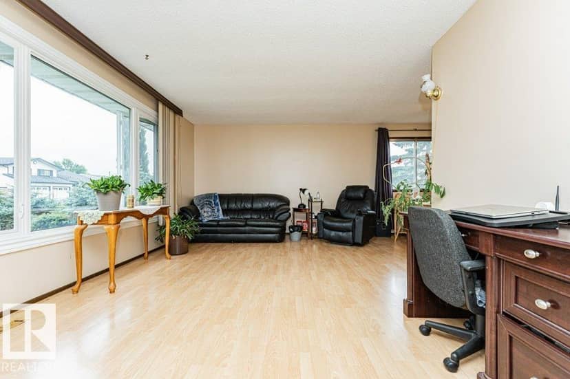 5036 47 ST — photo 9 of 40