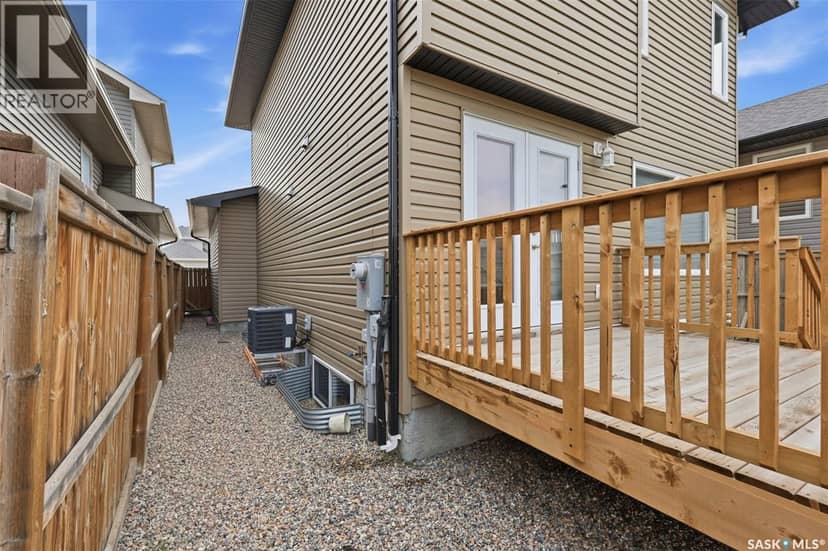 150 Henick CRESCENT — photo 33 of 35