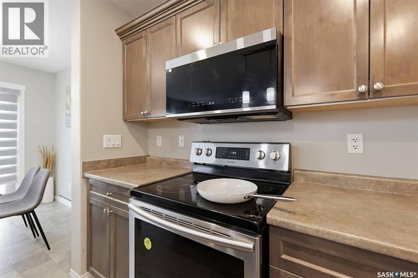 150 Henick CRESCENT — photo 9 of 35