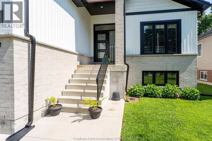 339 OAK STREET West, Bothwell, photo 2