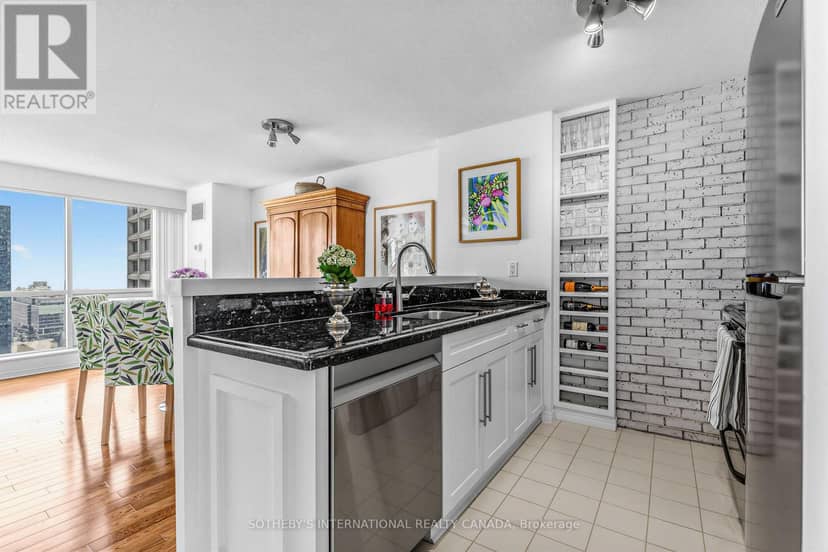 2809 - 10 Yonge Street — photo 2 of 40