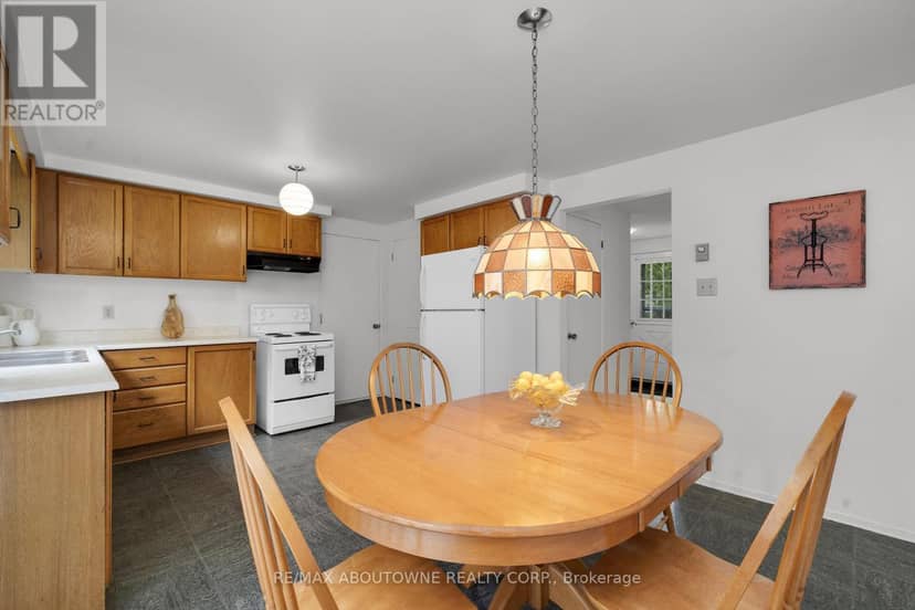 678 Edinburgh Road S — photo 11 of 26