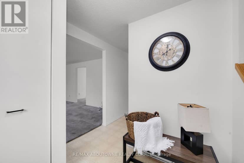 678 Edinburgh Road S — photo 4 of 26