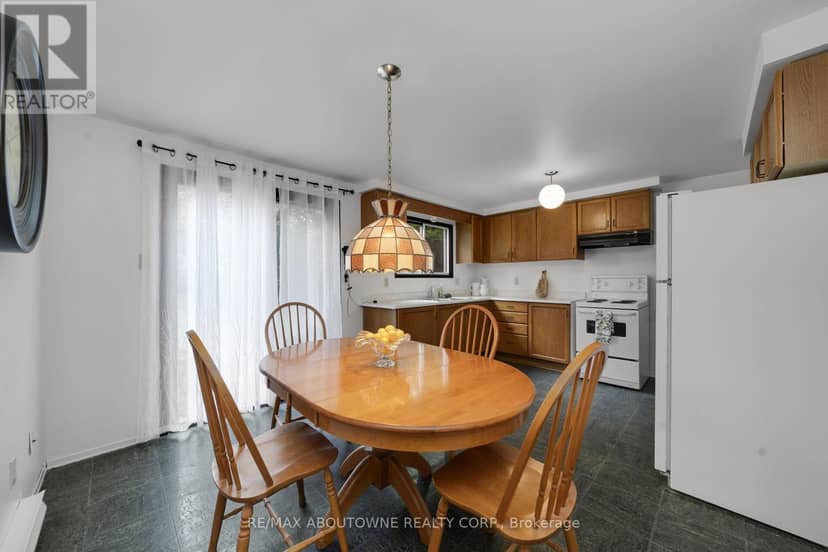 678 Edinburgh Road S — photo 8 of 26