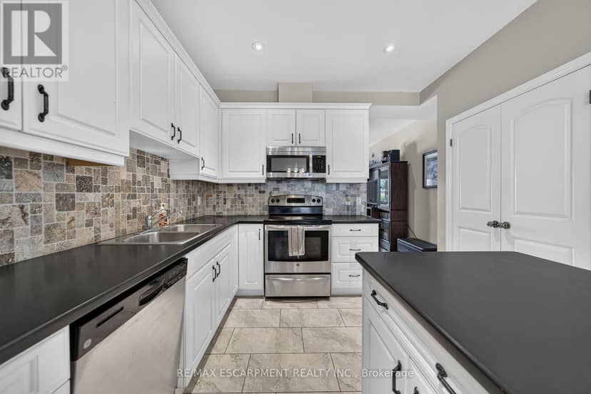 17 Grantham Avenue S — photo 15 of 40