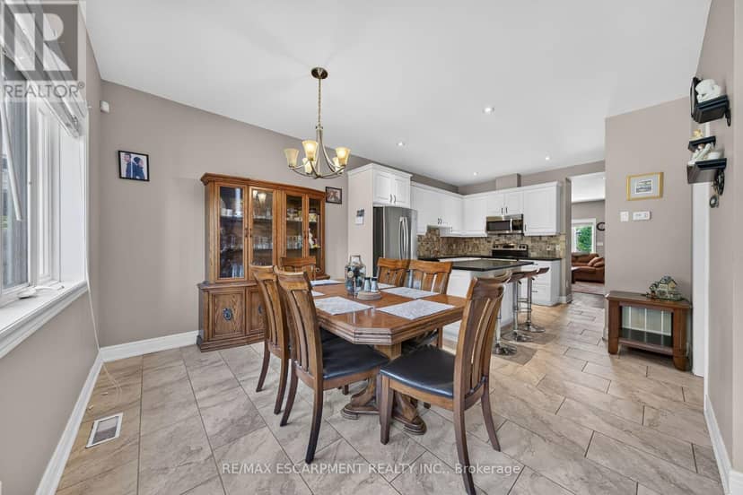 17 Grantham Avenue S — photo 16 of 40
