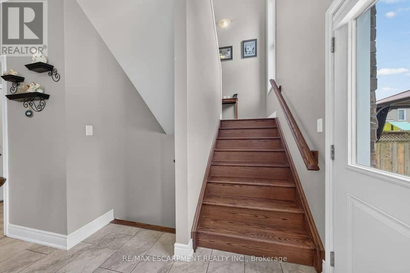 17 Grantham Avenue S — photo 21 of 40