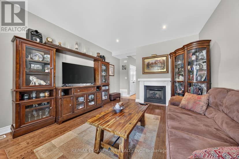 17 Grantham Avenue S — photo 7 of 40