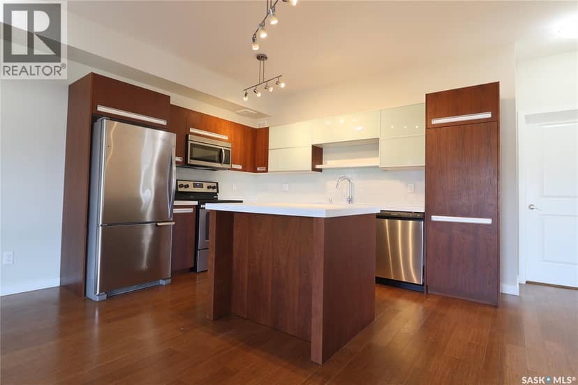 810 1015 Patrick CRESCENT — photo 2 of 40