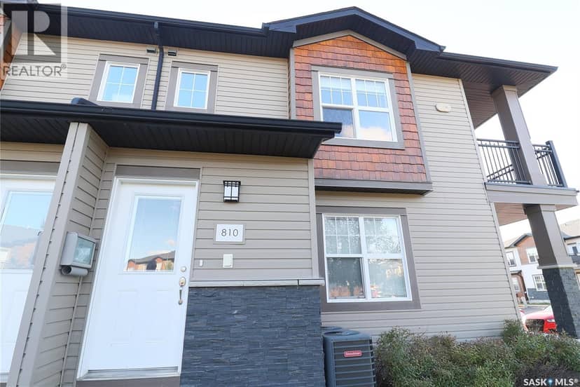 810 1015 Patrick CRESCENT — photo 1 of 40