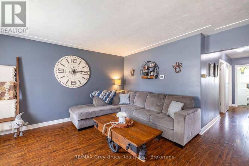 175 Fergus Street S — photo 4 of 39