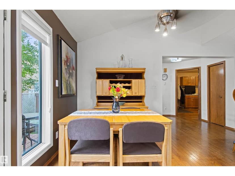 11139 157 AV NW — photo 10 of 40