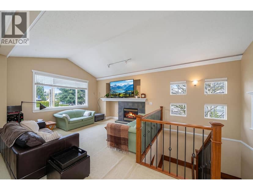 735 SCHOOLHOUSE STREET, Coquitlam, photo 2