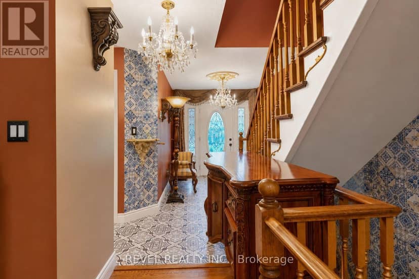 218 Macaulay Street E — photo 6 of 40