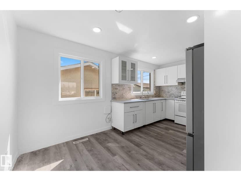 7823 136 AV NW — photo 9 of 40