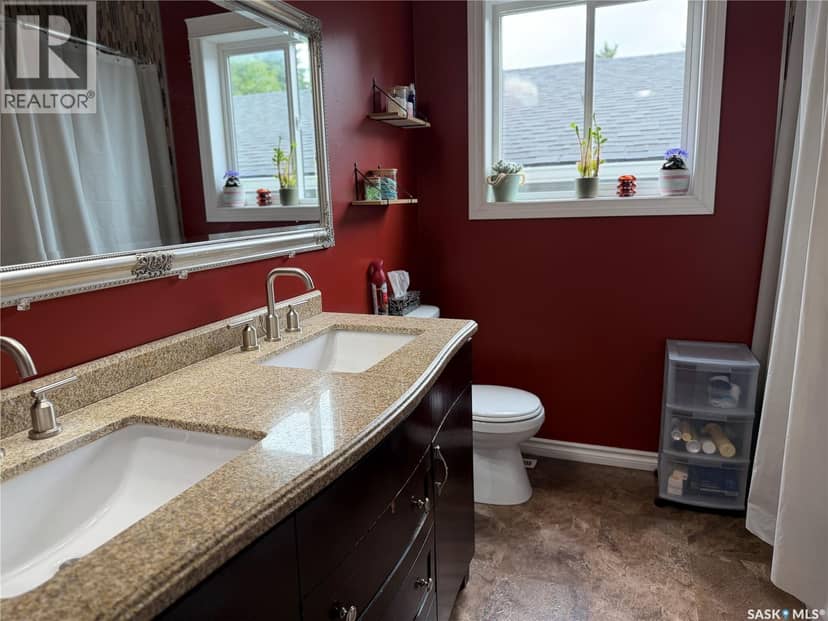 123 Railway AVENUE — photo 20 of 40
